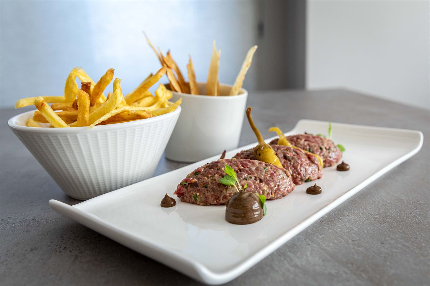 Steak tartare with fried potatoes