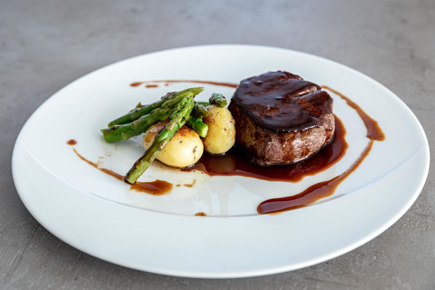 Beef with red wine sauce, asparagus and new potatoes