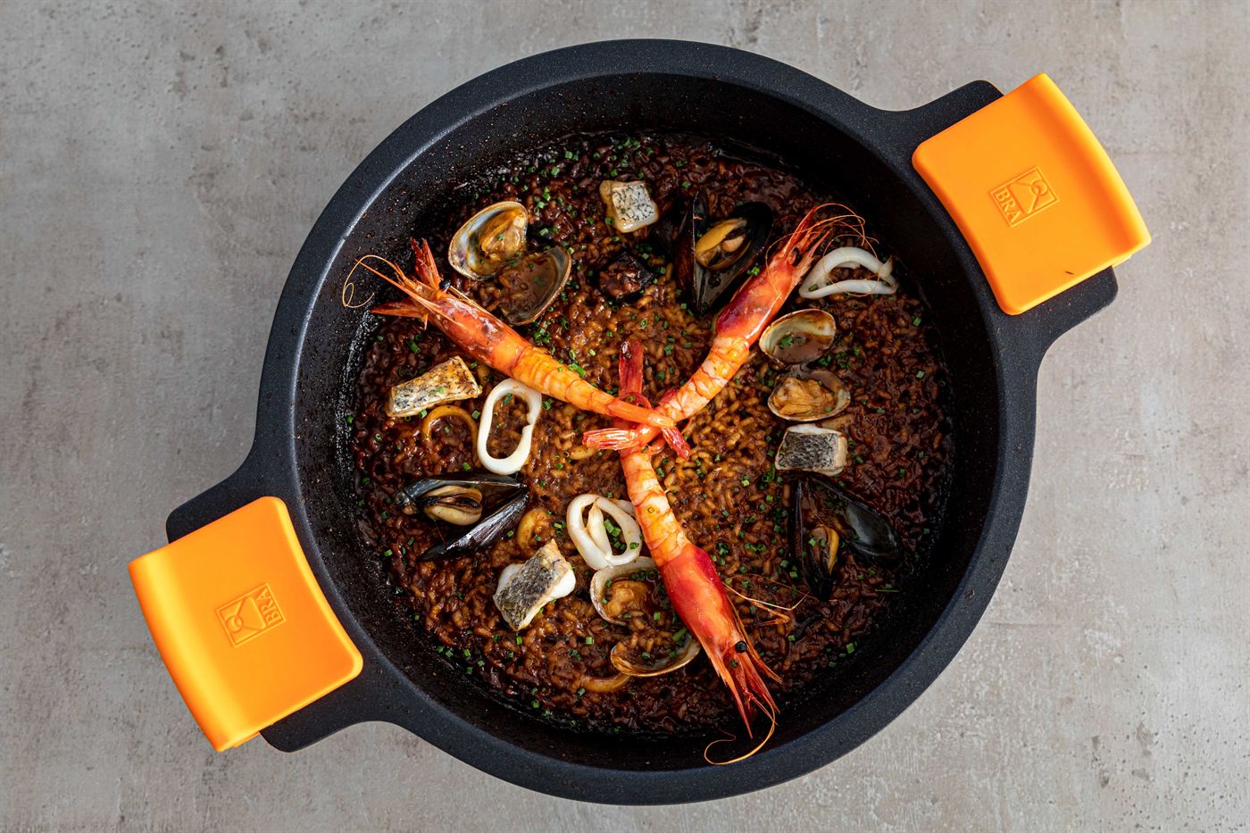 Rice with prawn, mussels and squid, in the pan